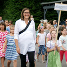 Julia Bickel mit dem Kinderchor der VS-Rheindorf.JPG
