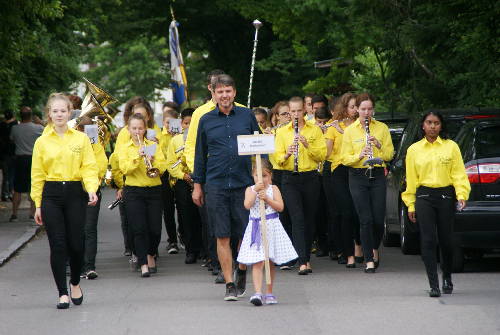 Kurt Fischer mit der Jugendmusik der MG Hatlerdorf.JPG