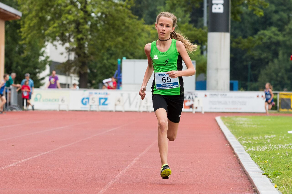 2G4A0089 Jolien Zieleinlauf 800m.jpg