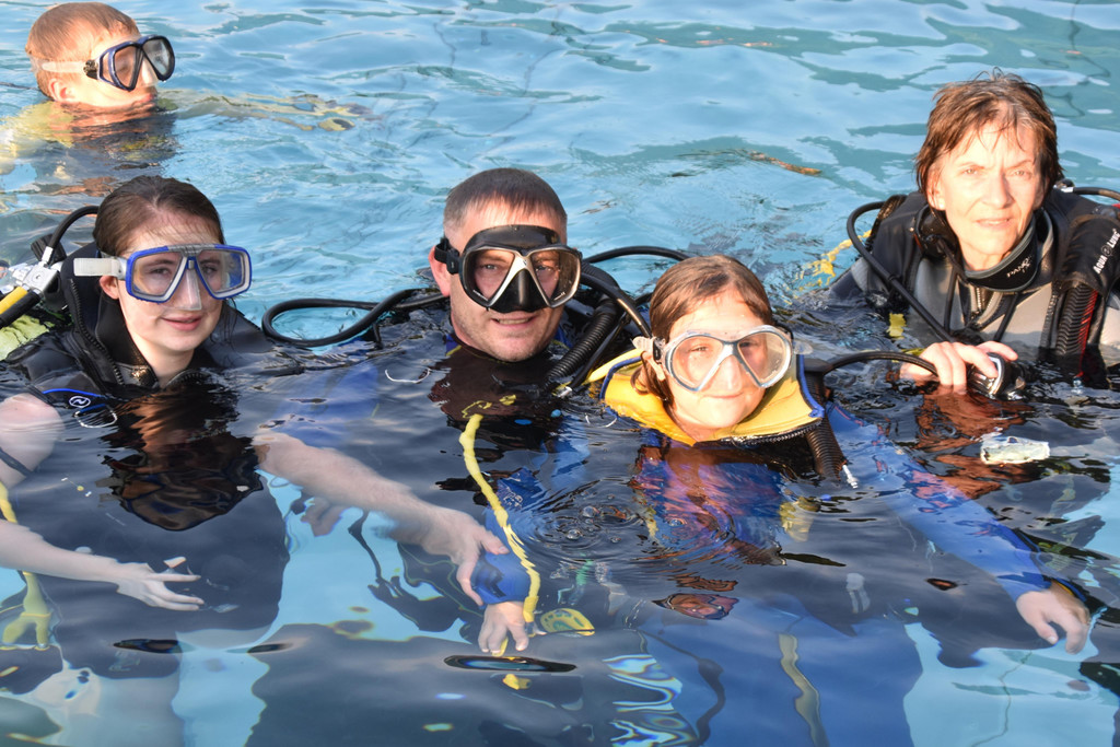Im Schwimmbad Riebe G__tzis wird ge__bt.JPG