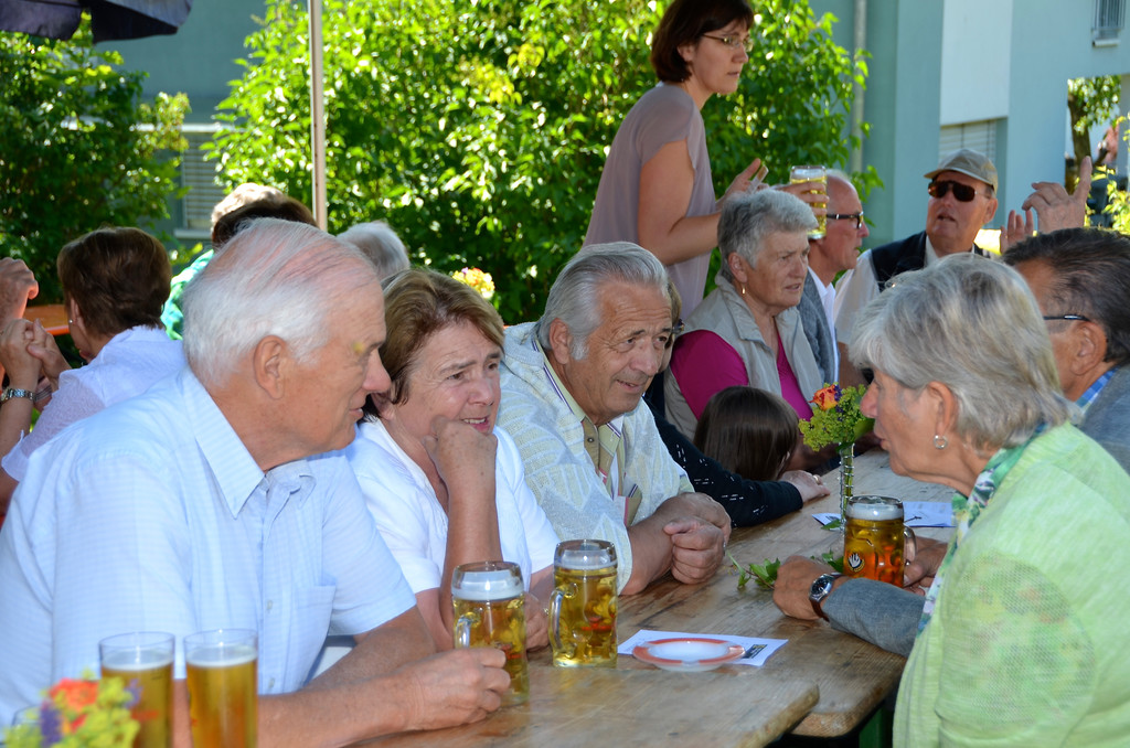 Gem__tliches Beisammensein am Pfarrfest in G__fis.jpg