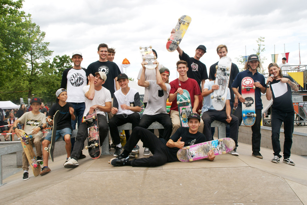 Ein fr__hlicher Haufen auf fliegenden Brettern.JPG