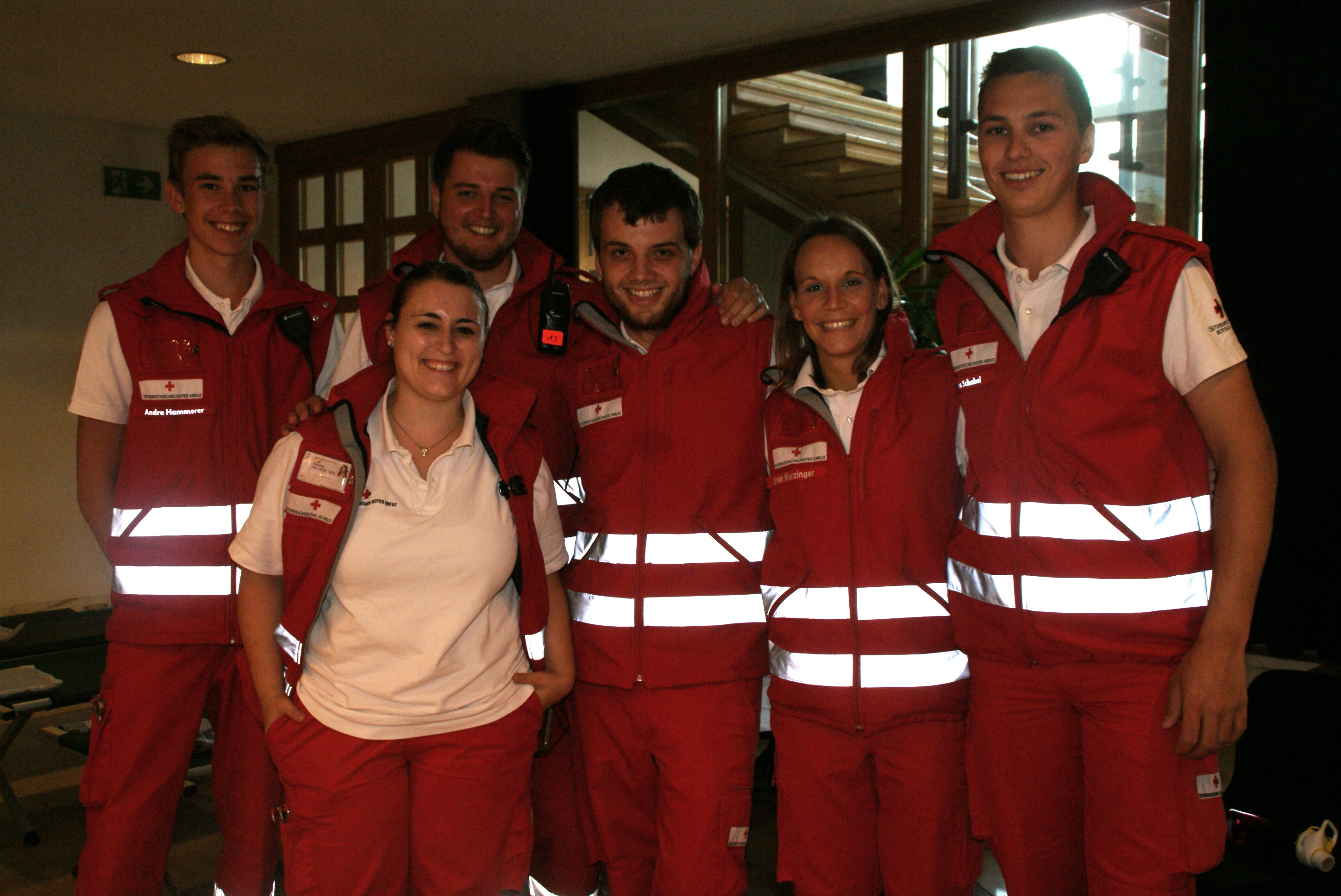 Die M__dels und Jungs vom Roten Kreuz hielten sich bereit.JPG