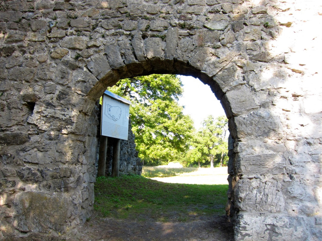 KOE_Tostner Burg Vandalismus 7.jpg