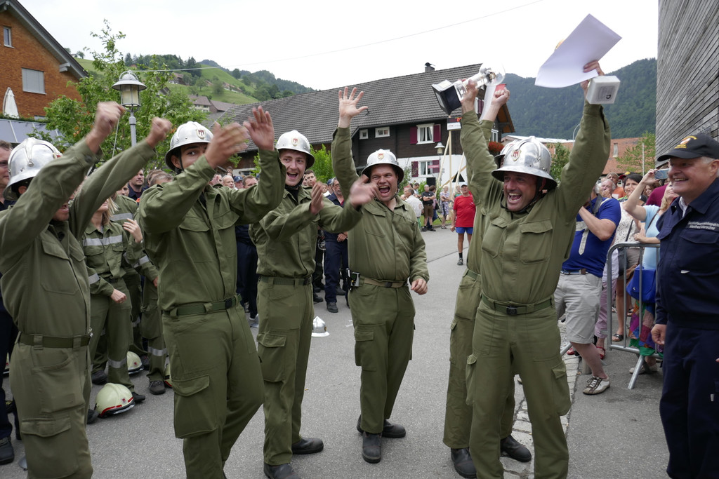 bezirksfeuerwehrfest samstag _109__Sieg goldene pumpe satteins1.JPG