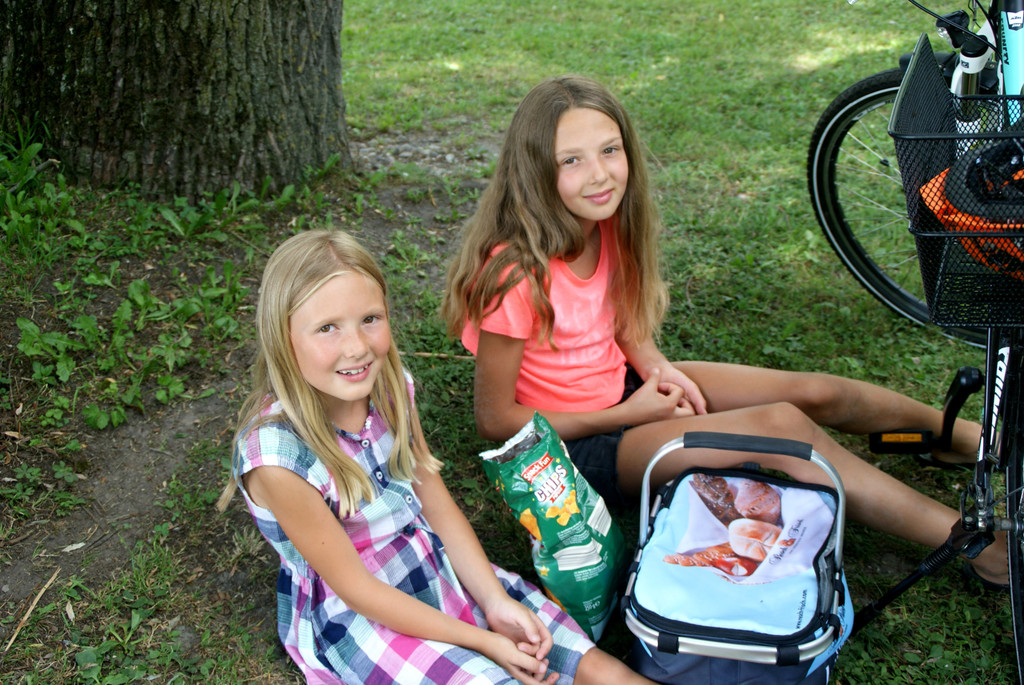 Lena und Mona - Picknick auf der Festwiese am Wiesenrain.JPG