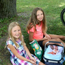 Lena und Mona - Picknick auf der Festwiese am Wiesenrain.JPG