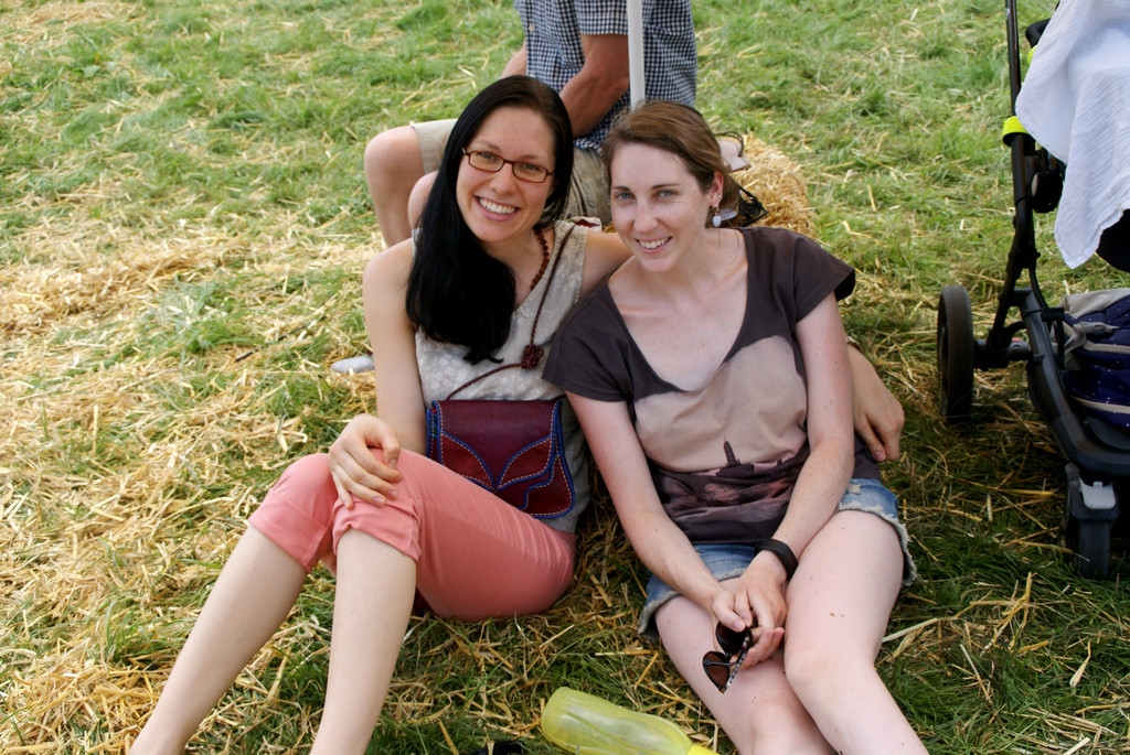 Sonja und Jasmine - chillen im Stroh.JPG