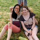 Sonja und Jasmine - chillen im Stroh.JPG