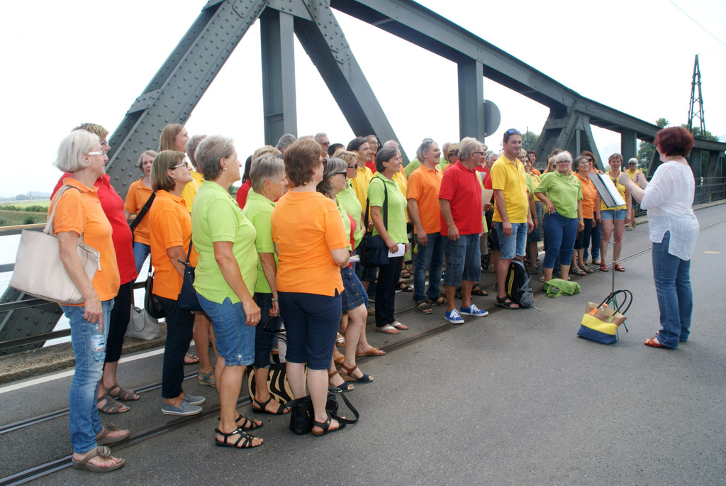 Spontane Gesangseinlage auf der Widnauer Br__cke.JPG