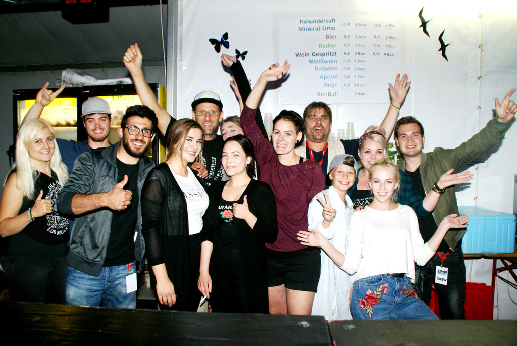 Das Bar-Team war bestens gelaunt.JPG