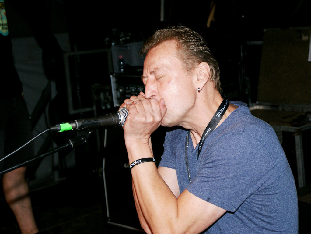 Unterst__tzung f__r Malakov - Andi mit der Mundharmonika.JPG