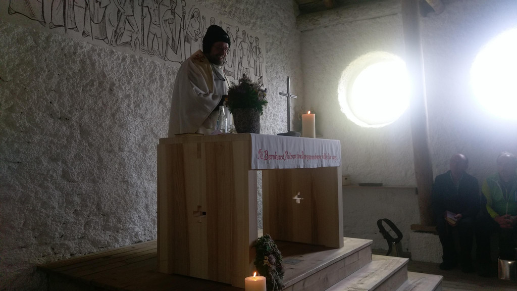 Pfarrer Ernst Ritter mit neuem Altar.jpg