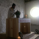 Pfarrer Ernst Ritter mit neuem Altar.jpg