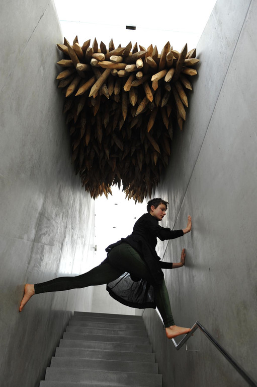 Natalie Fend Pascale Tayou Holzpf__hle Stiegenhaus Ausstellung KUB  Fotos Rudolf Sagmeisterl  140203_134536_0001.jpg