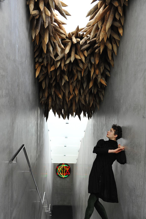 Natalie Fend Pascale Tayou Holzpf__hle Stiegenhaus Ausstellung KUB  Fotos Rudolf Sagmeisterl  140203_135445_0001.jpg