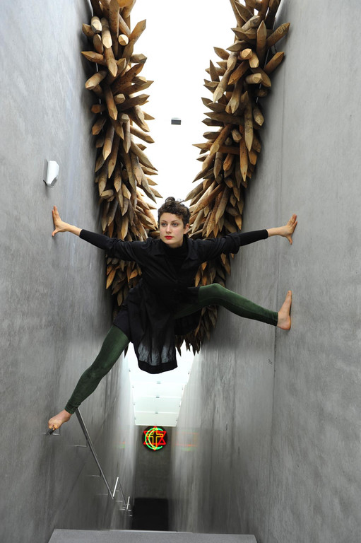 Natalie Fend Pascale Tayou Holzpf__hle Stiegenhaus Ausstellung KUB  Fotos Rudolf Sagmeisterl  140203_135829_0001.jpg