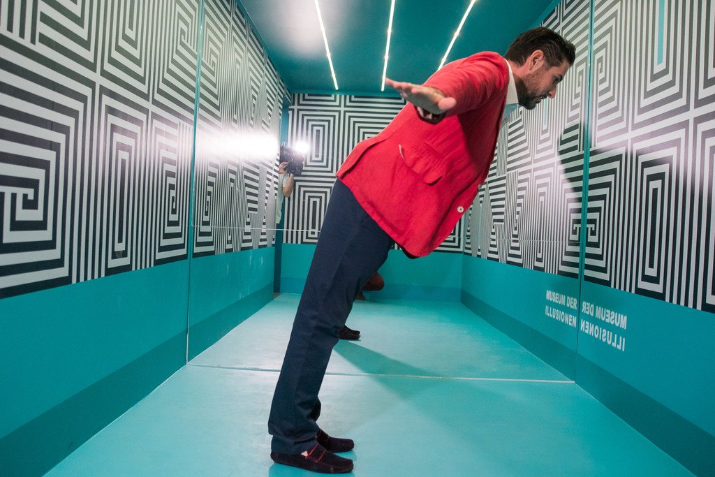 Museum der Illusionen_Clemens Unterreiner im Anti-Gravitationsraum.jpg