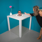 Museum der Illusionen_Fifi Pissecker und Susanne Michel am Servierteller.jpg