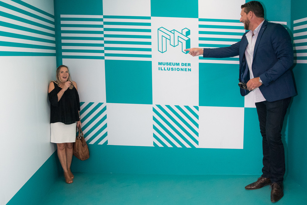 Museum der Illusionen_Fifi Pissecker und Susanne Michel im Ames Raum _2_.jpg