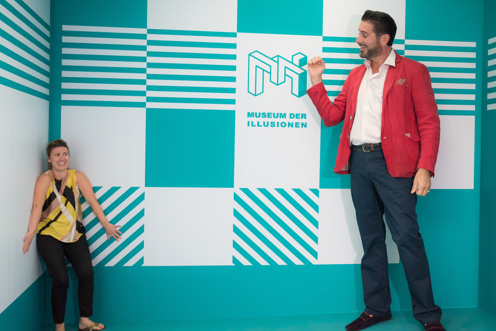 Museum der Illusionen_Lana Rozic_ Museum der Illusionen_ und Clemens Unterreiner im Ames Raum.jpg