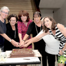 Das Vorstandsteam schneidet die Geburtstagstorte an.jpg