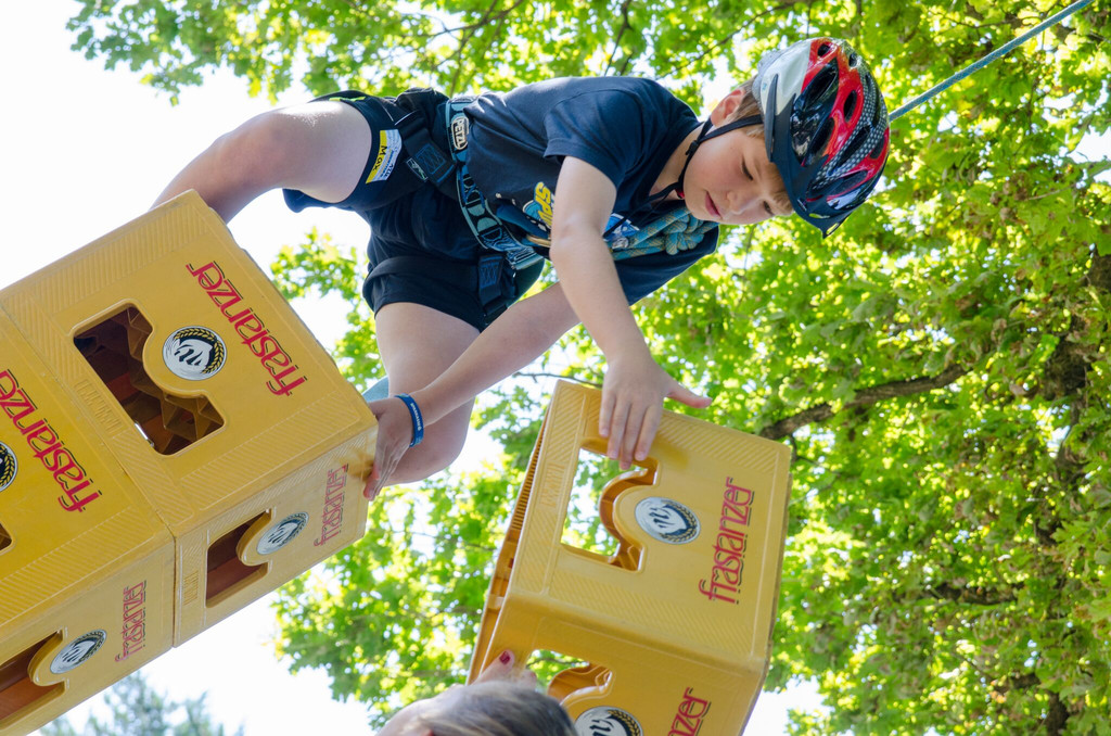 Abenteuer Sportcamp 2017_Bierkiste stapeln.JPG