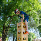 Abenteuer Sportcamp 2017_Auf Bierkiste.JPG