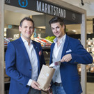 Tierk__nig Gr__nder vor dem Marktstand.jpg