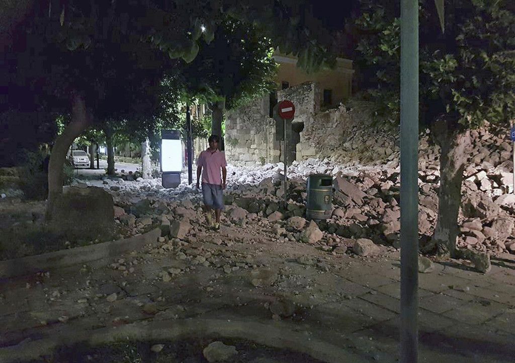 APTOPIX_Greece_Turkey_Earthquake_57102.jpg