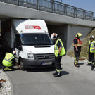 Panne nahe der "Blauen Lagune": Klein-Lkw steckte in Unterführung fest