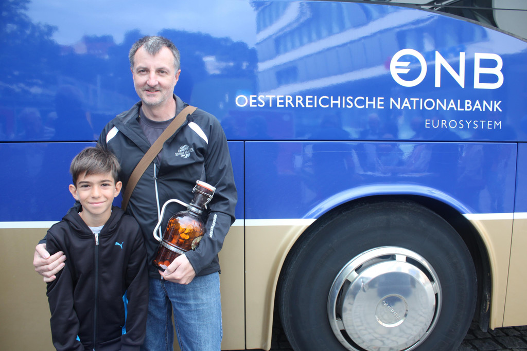 Bierflasche voller Schilling.JPG