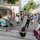 Vor der Basilika wird Theater gespielt