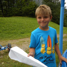 Justin mit selbstgebasteltem Flieger.jpg