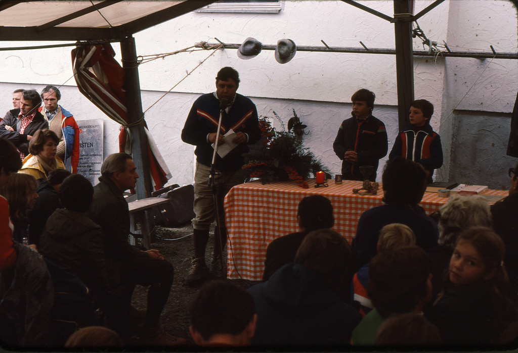 WSV 1977-09-25 er__ffnung h__tte fritz st__tler und ministranten ecki und norbert.JPG