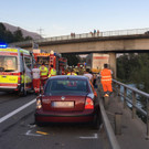 Lkw steckt auf Leitplanke