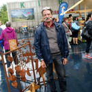 Hans-Werner Petzold mit seinen Kunstwerken.JPG