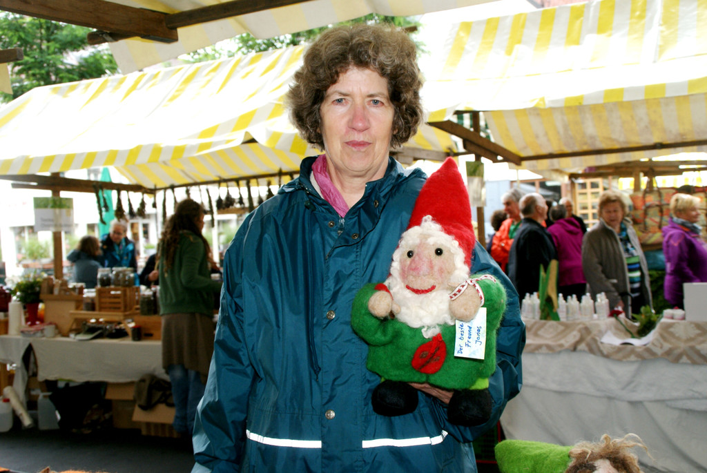 Veronika pr__sentierte ihre Naturwesen aus Filz.JPG