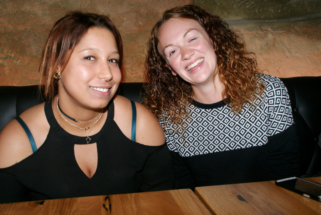 Naomi und Steffi genossen einen musikalischen Abend.JPG