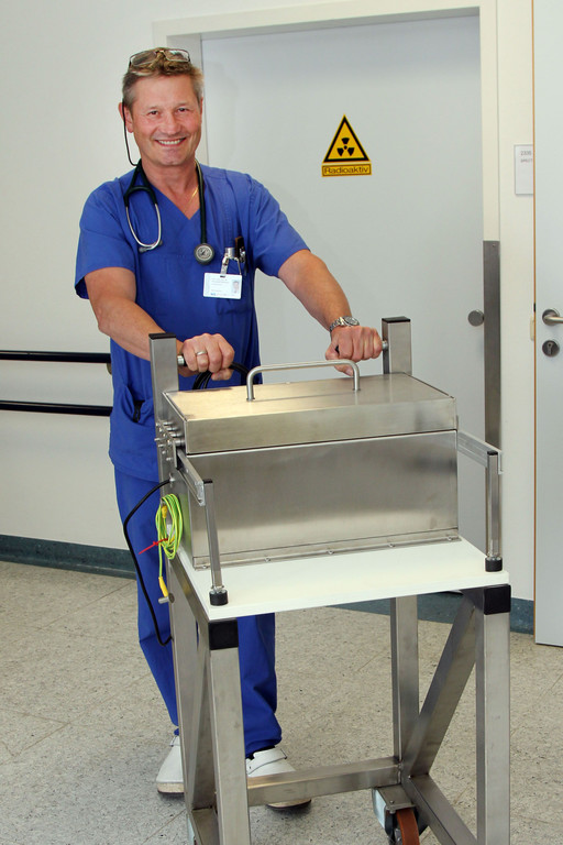 Prim_Doz_Alexander_Becherer_Spezialbleibehaelter_Medikamententransport_Nuklearmedizin_2017_kl.jpg