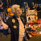 Elvis_Presley_Death_Anniversary_Vigil_71998.jpg