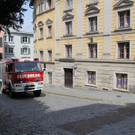 Auto stürzt in Garten