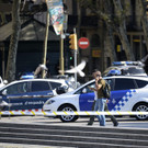 Barcelona: Transporter rast in Menschenmenge
