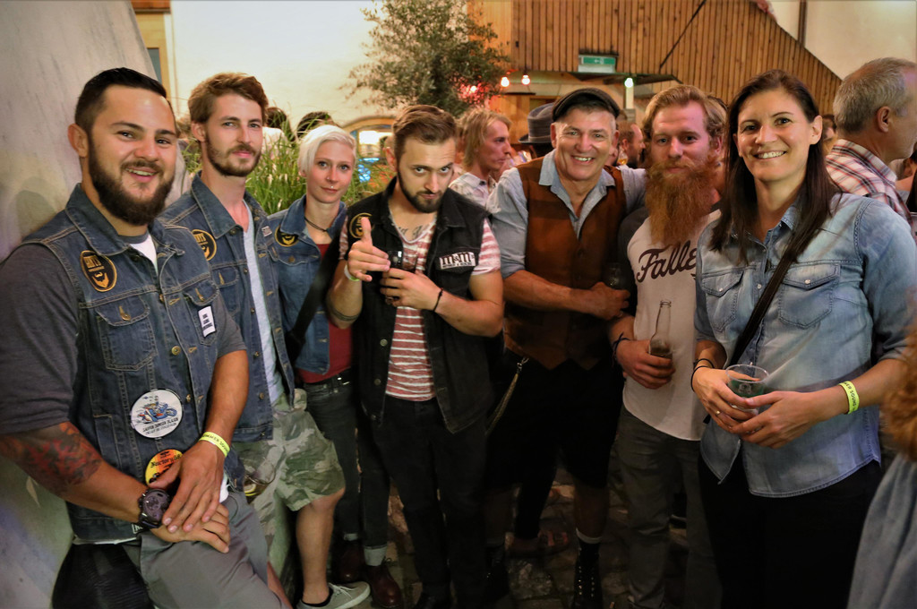 Kevin Patrick_ Christina_ Dominic_ Franz_ Andr__ und Sara _Fahrwerk und Franz grillt_.jpg