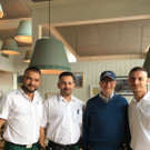 Die Kellner Melih Alan und Sascha mit Bill Gates copyright Strandcafe.jpg