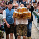 Weltrekord im Bierkrugtragen