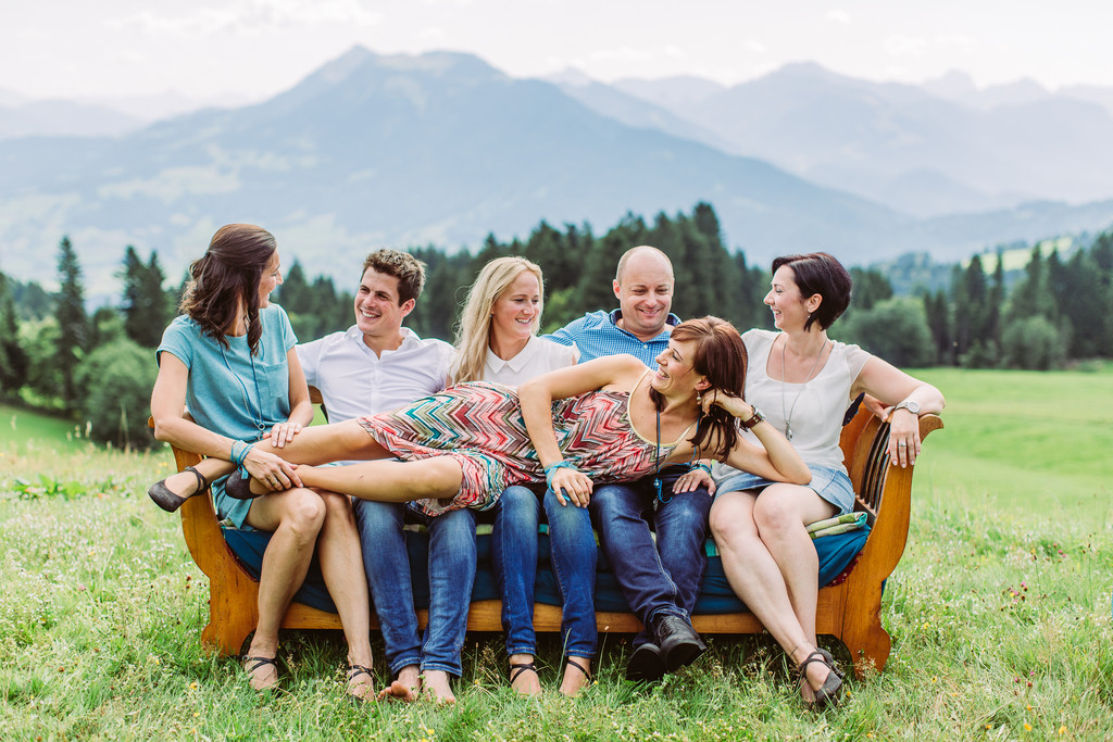 Gruppenfoto Couch rosa quer- Blick zueinander.jpg