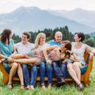 Gruppenfoto Couch rosa quer- Blick zueinander.jpg