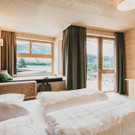 Vollholzhotel Holzbach Zimmer_heldentheater_at.jpg