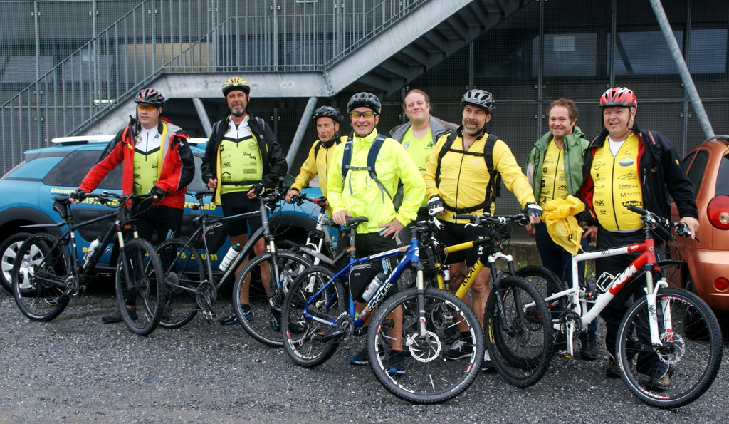 Die Heimkehrer vor der Eishalle.JPG